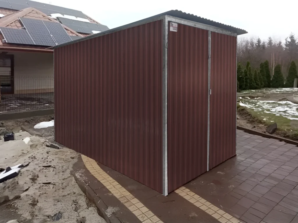 Brauner Metalllagerraum mit Tür