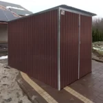 Brauner Metalllagerraum mit Tür