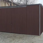 Braune Metallgarage mit Schiebetür