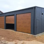 Grau-blaues Gebäude mit Holzoptik-Toren
