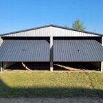 Metalldachunterstand mit zwei großen Klapptoren