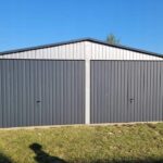 Doppelgarage mit grauer Metallverkleidung