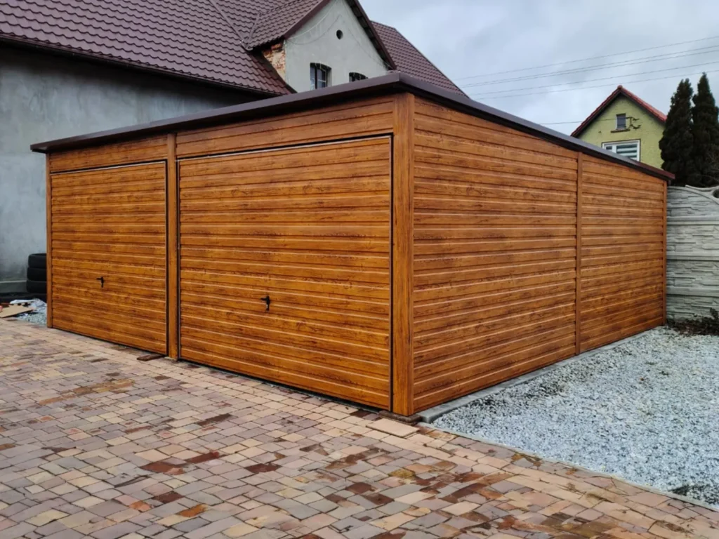 Holzgarage mit zwei Toren