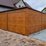 Holzgarage mit zwei Toren
