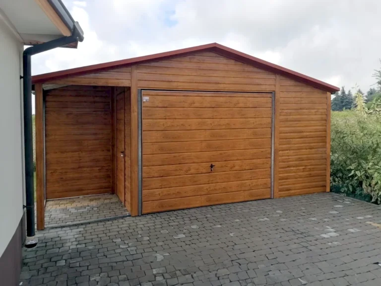 Metallgarage mit Holzoptik in goldener Eiche und integriertem Unterstand, verzinkte Konstruktion mit Kipptor und Satteldach