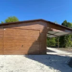 Holzgarage mit Carport