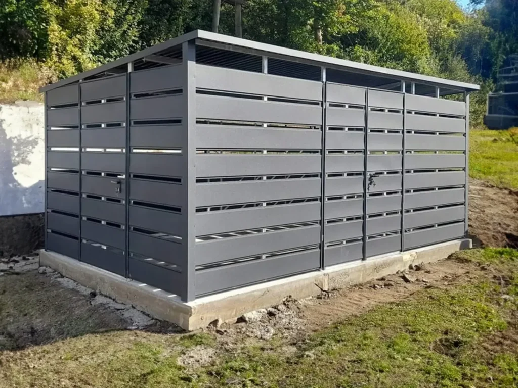 Gartenlager mit horizontalen Lamellen