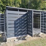Moderne Gartenlagerung mit offenen Türen