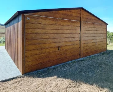 Doppelgarage aus Blech 600 x 500 cm Schwingtor Satteldach Holzoptik