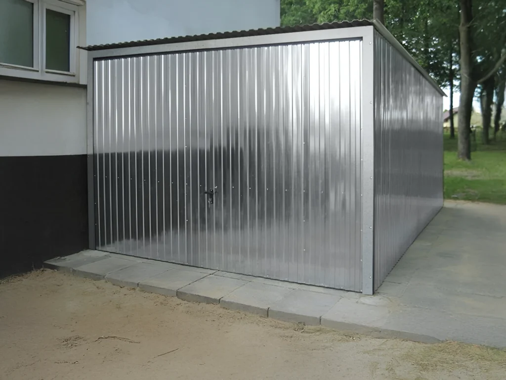 Metallgaragenstruktur mit Schiebetür