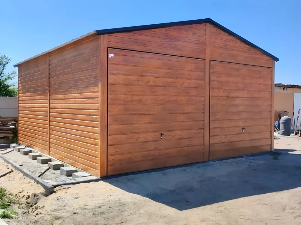 Holzgarage mit zwei Toren