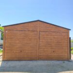 Garagengebäude mit Holzoptik und Satteldach
