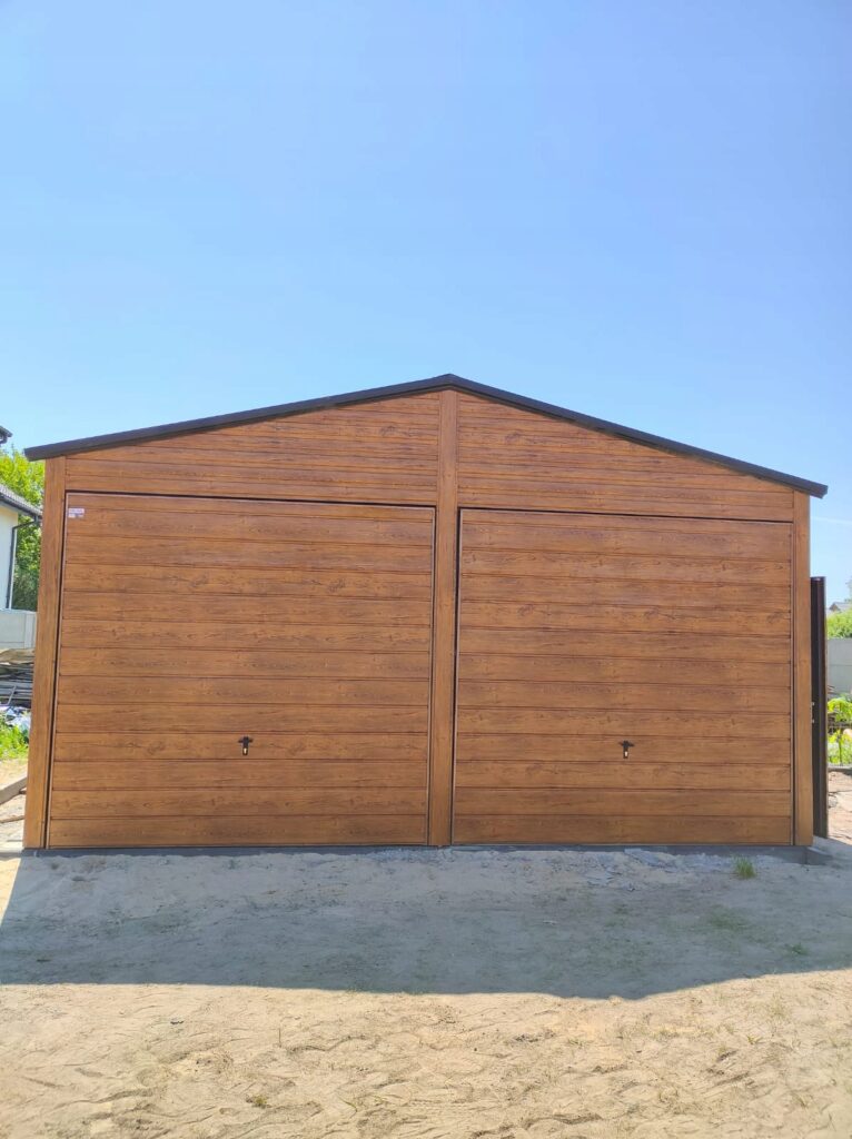Garagengebäude mit Holzoptik und Satteldach