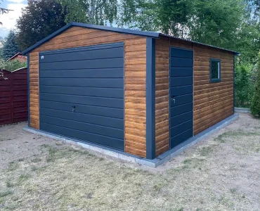 Blechgarage 4x5 m, Satteldach, Schwingtor, Holzoptik – Modell 3